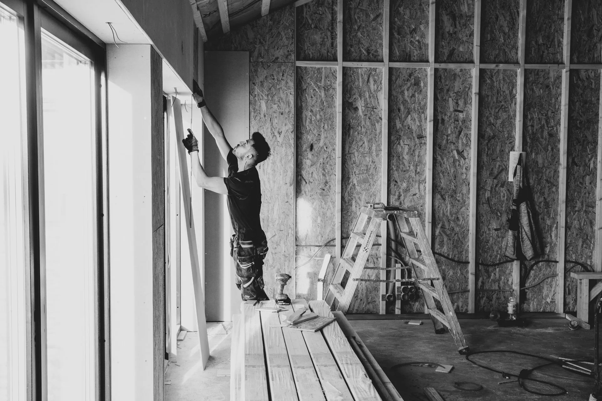 Artisan plaquiste au travail sur un chantier de plâtrerie sèche