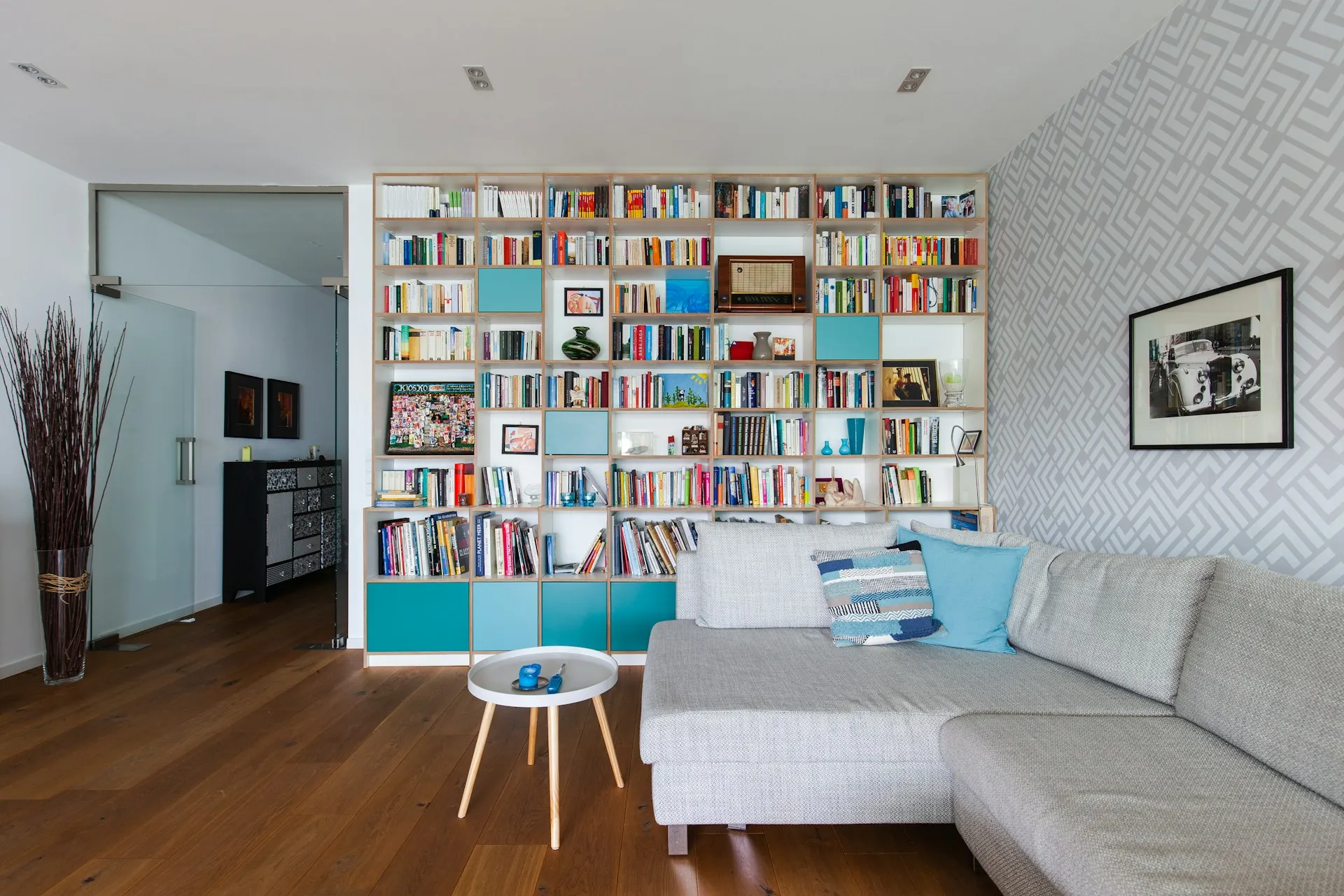 Bibliothèque murale sur mesure intégrée dans un salon