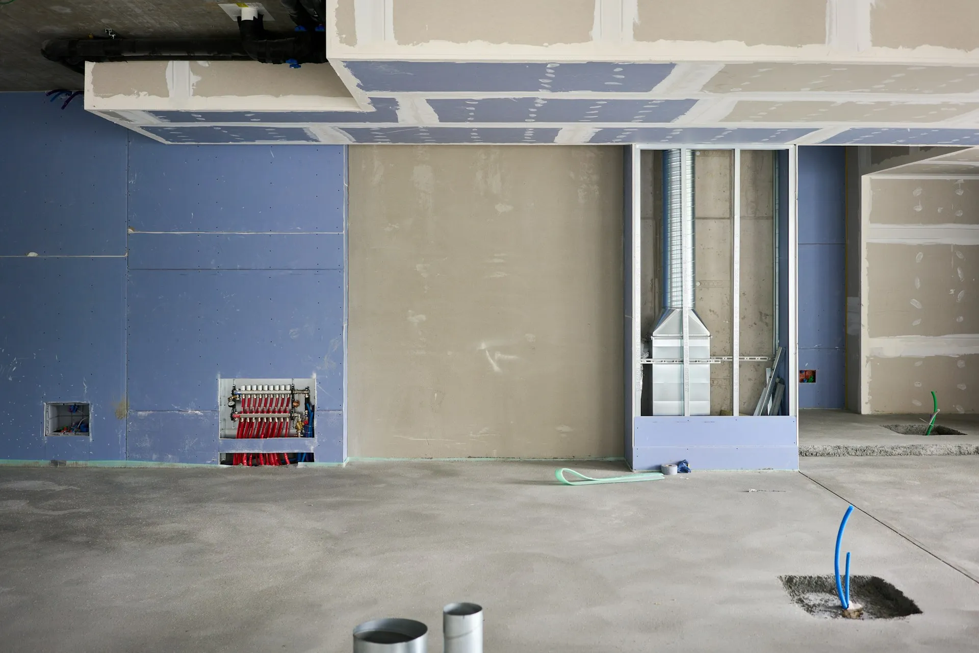 Cloisons et plafond en plaques de plâtre en cours de jointoiement dans une rénovation